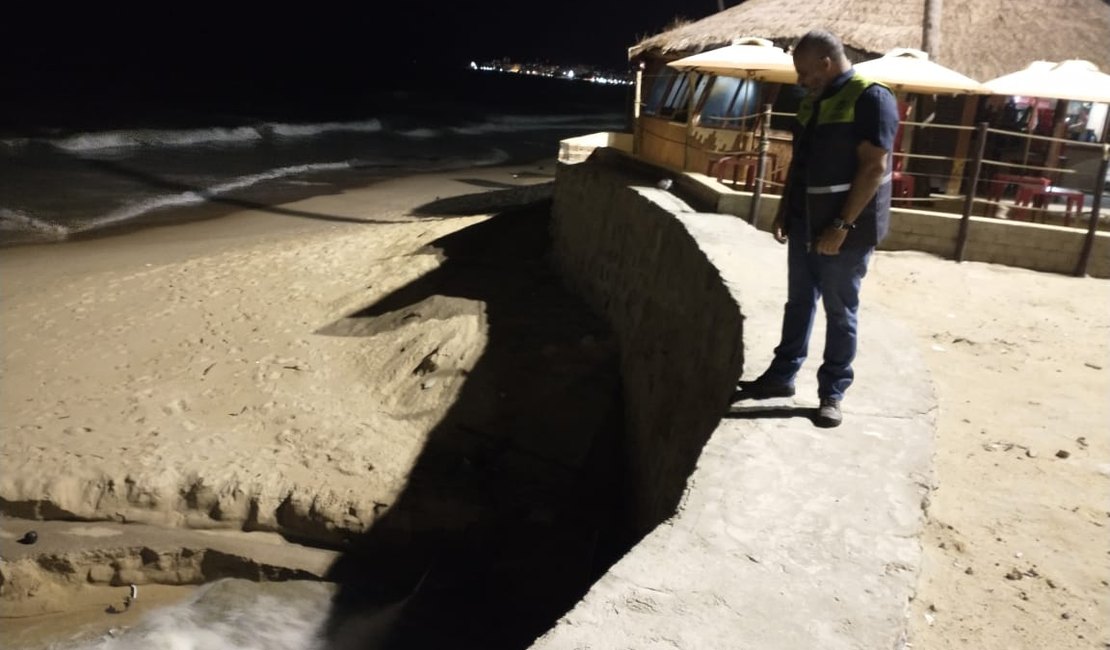 Supermercado é autuado por descartar esgoto na praia de Cruz das Almas