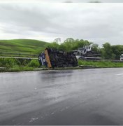 Carro-forte tomba na rodovia BR 101