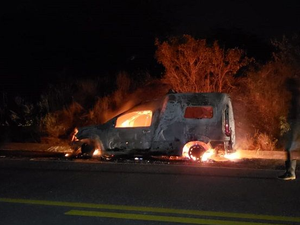 Pacientes são retirados às pressas de ambulância que foi destruída pelo fogo