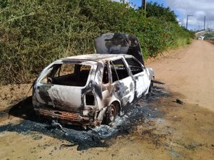 [Atualização] Veículo é incendiado no bairro Planalto, em Arapiraca