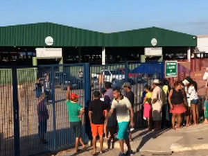 [Vídeo] Consumidores fazem fila em frente ao Mercado Público de Coruripe