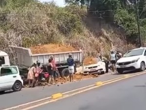 [Vídeo] Caminhão perde controle, colide e derruba carga de areia em moto e carro na Afrânio Lages