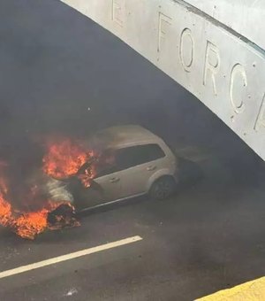 [Vídeo] Carro fica destruído após pegar fogo em viaduto no bairro do Jacintinho