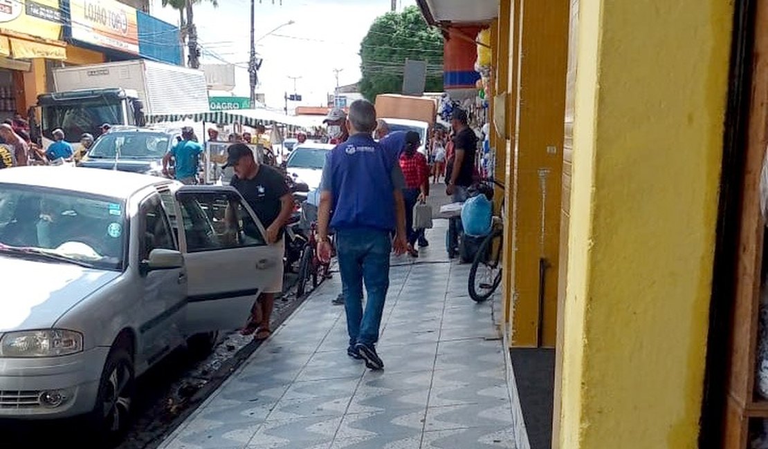Prefeitura de Arapiraca fiscaliza Rua do Sol e libera calçadas para pedestres