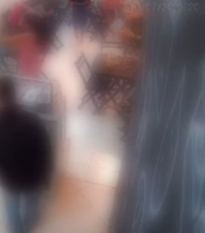 Homem invade pizzaria e rouba clientes no Jacintinho; criança autista estava entre as vítimas