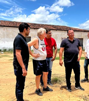 Secretaria de Esporte vistoria ginásio e campos de futebol em Arapiraca