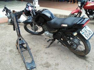 Motocicleta e carcaça são encontradas em matagal na zona rural de Arapiraca