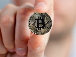Bitcoin tem forte queda após superar US$ 34 mil pela primeira vez