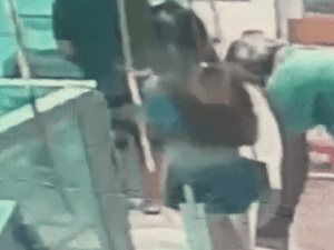 [Vídeo] Polícia procura homem que tirou foto por baixo da saia de jovem em fila