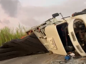 Caminhão tomba e interdita trecho da AL-105 entre Matriz de Camaragibe e Porto Calvo