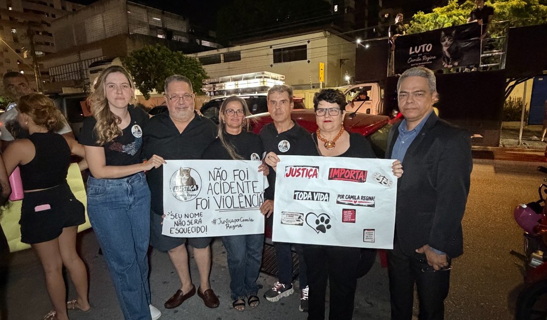 Cibele Moura participa de manifestação e cobra prisão de suspeitos pela morte de gata em Maceió