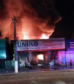 [Vídeo] Incêndio destrói loja de produtos químicos no Tabuleiro; prejuízo de R$ 1,4 milhão