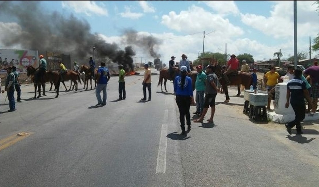 Vaqueiros interditam rodovias do Sertão de Alagoas em protesto contra decisão do STF