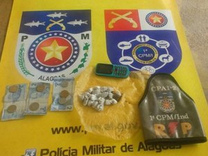 Adolescente de 17 anos é apreendido com 21 bombinhas de maconha