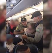 Mulher é retirada à força de avião por se recusar a despachar bagagem