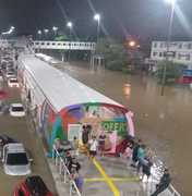 Fortes chuvas interditam Avenida Brasil e deixam carros submersos