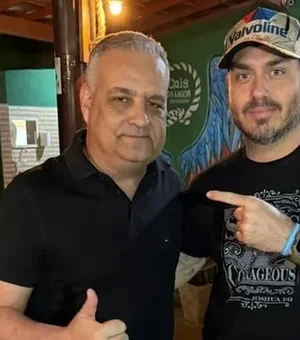 Após ato de Lula, orla de Maceió recebe bloco puxado por Gaspar e Carlos Bolsonaro