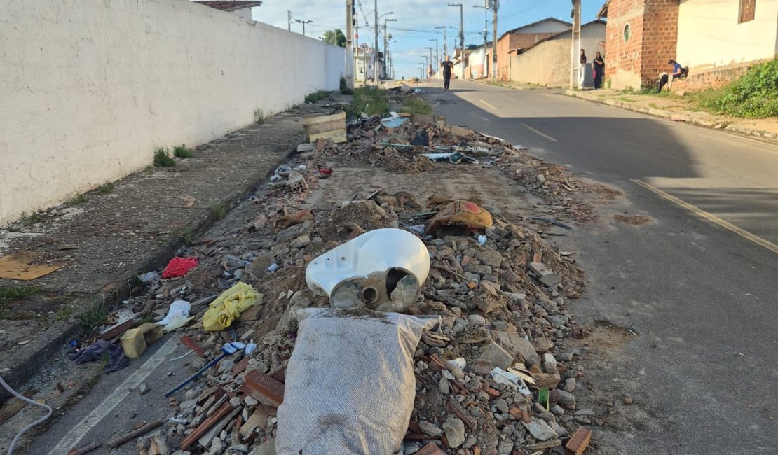 Moradores descartam lixo irregularmente em área próxima a escola em Arapiraca