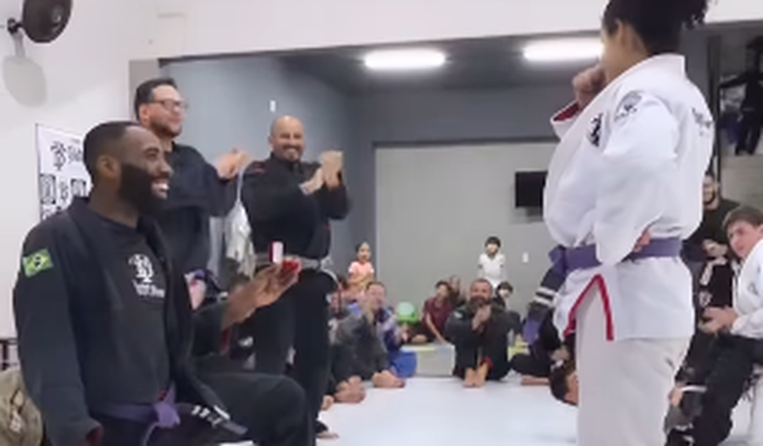 Namorado pede mulher em casamento no meio de treino de jiu-jítsu e viraliza