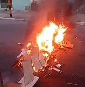 Moradores bloqueiam rua durante protesto por falta de água no Jacintinho