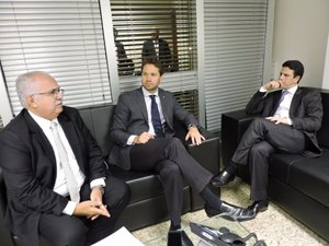 Rogério Teófilo se reúne com deputado federal e ministros em busca de apoio