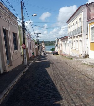 Criminosos roubam motocicleta e celular, em Penedo