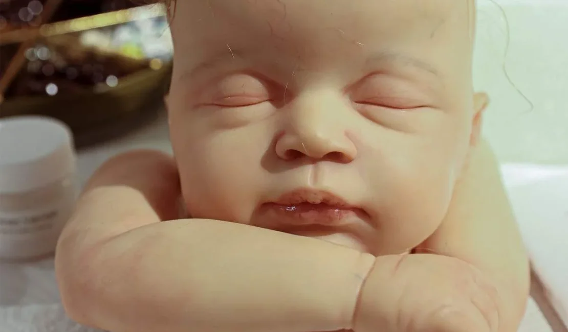 Mulher leva bebê reborn “com gripe” para UPA, que nega atendimento