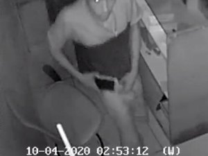 [Vídeo] Jovem arromba loja e rouba iphones em Maceió