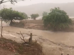 Chuva forte em Traipu faz riachos transbordarem na tarde desta terça (14)