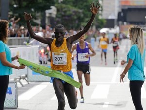 Africanos mantêm domínio, vencem a São Silvestre