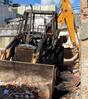 Retroescavadeira pega fogo em canteiro de obras na Jatiúca, em Maceió