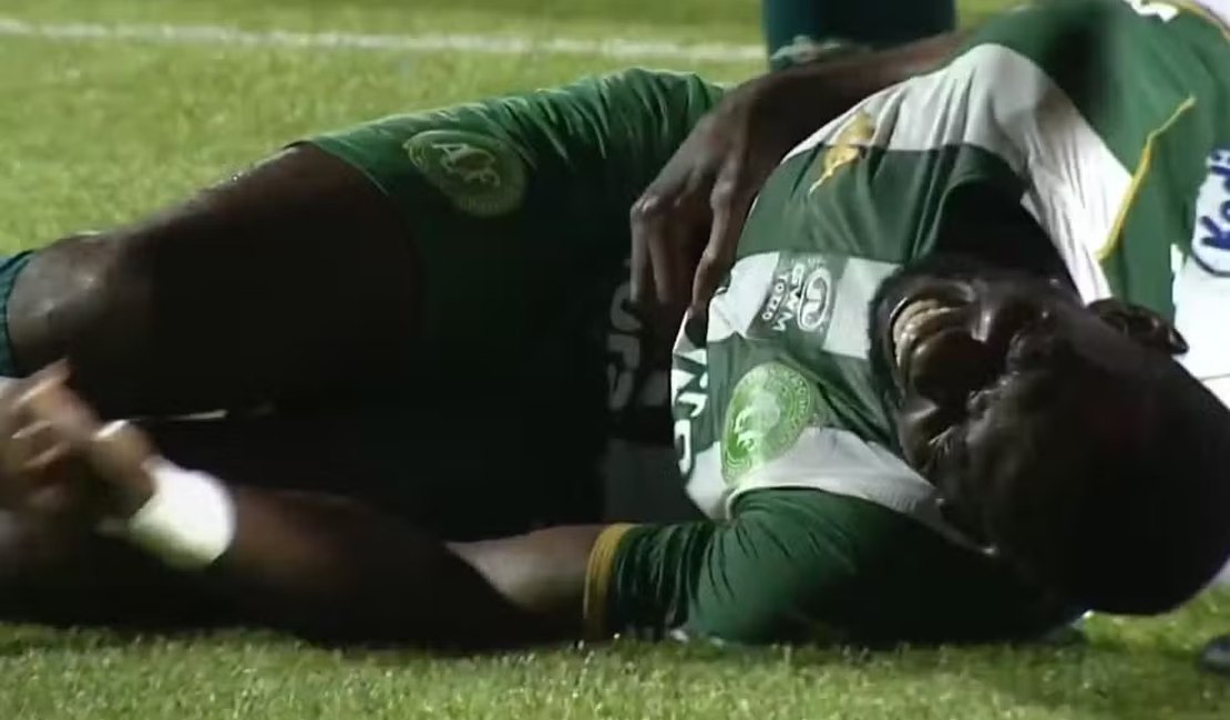 Bolasie, da Chapecoense, é internado com lesão rara no pâncreas após pancada em duelo contra o Cruzeiro