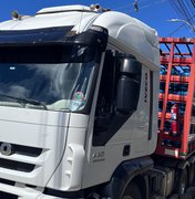 Carreta carregada com botijões de gás tomba sobre poste na Av. Durval de Góes Monteiro