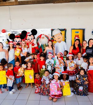 Crianças vivem a magia do natal e recebem presentes do Papai Noel com campanha do Viver Melhor