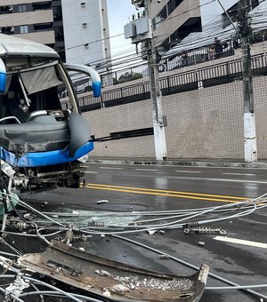 [Vídeo] Ônibus de Teotônio derruba poste na Leste Oeste e passageiros são resgatados