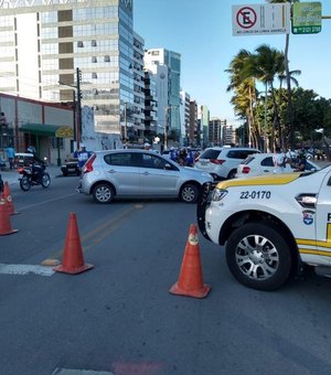 Blitz da Lei Seca flagra oito inabilitados e recolhe 10 CNHs em Maceió