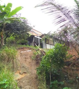 Telhado de casa desaba e destroços atingem residências em Maceió