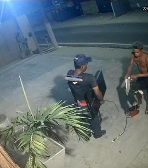 [Vídeo] Homens invadem edifício no Feitosa e furtam objetos na madrugada de sábado (28)