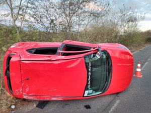 Motorista perde o controle do veículo e carro capota na AL-220