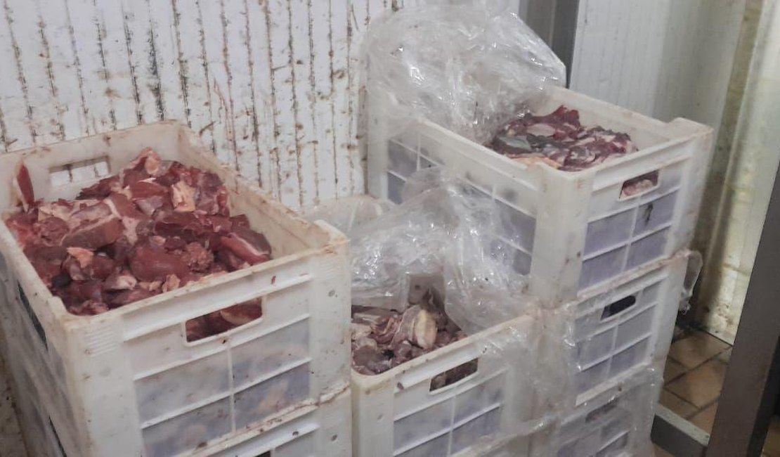 Vigilância Sanitária apreende 400kg de carne estragada em supermercado no Jacintinho