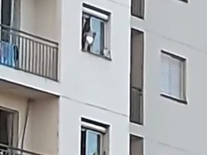 Bebê é flagrado pendurado em janela no 5º andar e vizinhos alegam negligência
