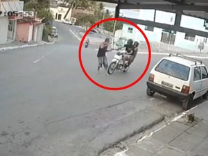 Câmeras flagram momento exato em que homem é atropelado por motocicleta em Coqueiro Seco