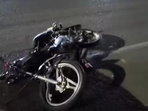 Colisão entre carro e moto deixa homem ferido na AL-101 Norte em Paripueira