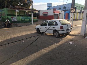 [Vídeo] Caminhão derruba fios de energia elétrica em Arapiraca