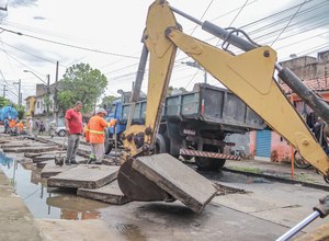 Prefeitura de Maceió intensifica trabalho de limpeza de galerias em ruas da capital