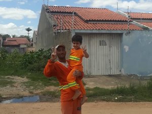 Foto de menino de Arapiraca apaixonado pela profissão de gari viraliza nas redes