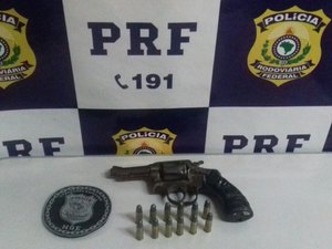 [Vídeo] PRF apreende arma com 12 munições e moto roubada