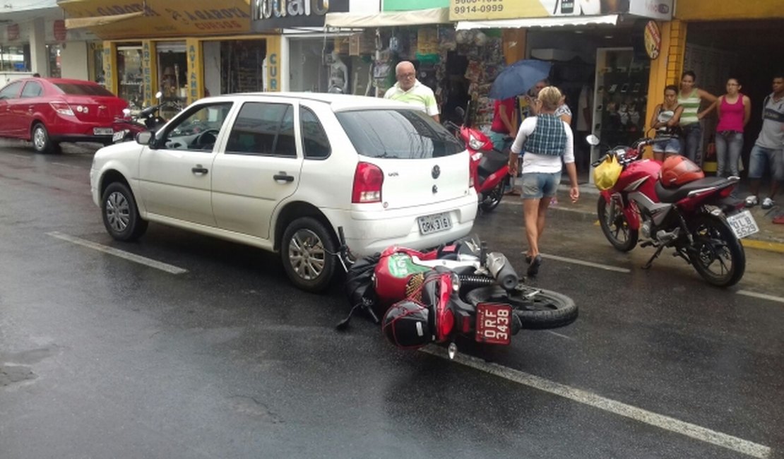 Acidente entre moto e carro é registrado no Centro
