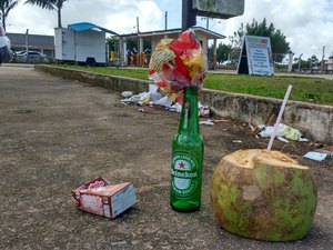 [Vídeo] Moradores pedem educação de universitários quanto ao uso de praça
