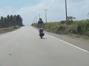 [Vídeo] Motociclista é flagrado fazendo manobras arriscadas no Litoral Sul